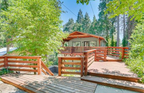 Crestline Casa | 1 Mi to Lake Crestline Cabin with Deck and Gas Grill!