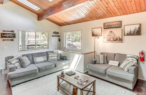 Crestline Casa | 1 Mi to Lake Crestline Cabin with Deck and Gas Grill!