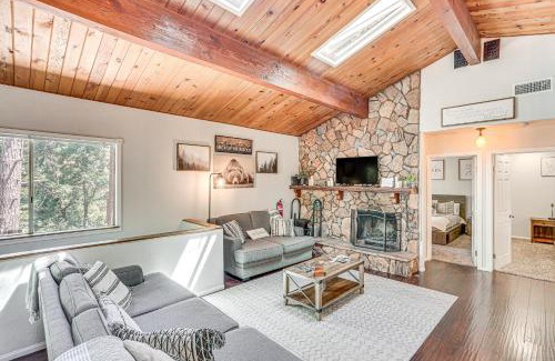 Crestline Casa | 1 Mi to Lake Crestline Cabin with Deck and Gas Grill!