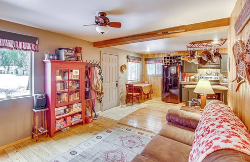 Easton Cabina | 1 Mi to Lake Easton: Cozy Cascades Cabin!