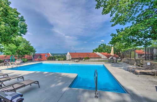 Lake Ozark Apartamento | 1 Mi to Lake of the Ozarks Condo with Fire Pit!