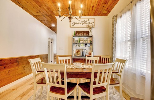 New Braunfels Cabaña | 1 Mi to Landa Park: New Braunfels Home w/Patio!