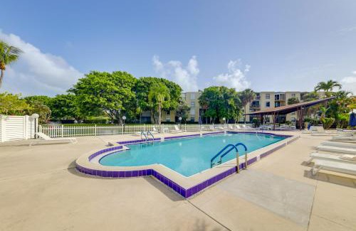 Island Estates Apartamento | 1 Mi to Lantana Beach Canal-View Condo with Pool