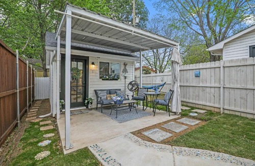 Lake Dallas Apartamento | 1 Mi to Lewisville Lake Fun Quaint Cottage!