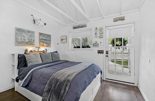 Lake Dallas Apartamento | 1 Mi to Lewisville Lake Fun Quaint Cottage!