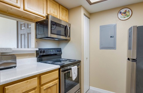 Englewood Condominio | 1 Mi to Light Rail: Englewood Condo w/ Pool Access