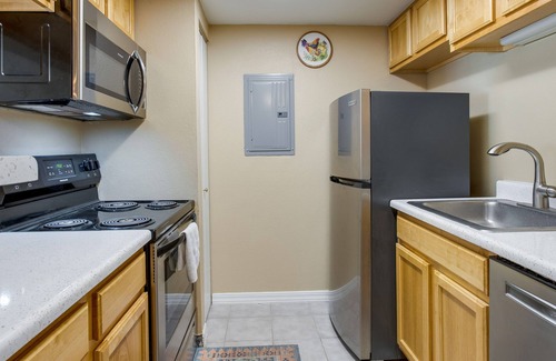 Englewood Condominio | 1 Mi to Light Rail: Englewood Condo w/ Pool Access