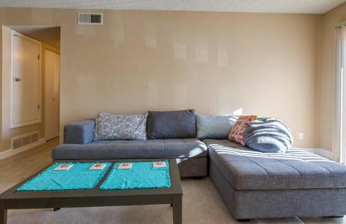 Englewood Apartamento | 1 Mi to Light Rail Englewood Condo with Pool Access