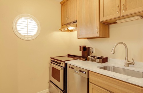 Norwich Apartamento | 1 Mi to Mohegan Sun: Studio w/ Golf Course Views
