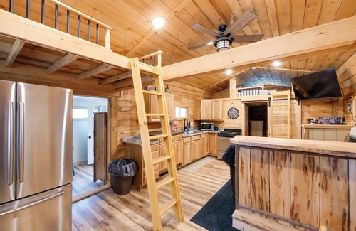 Blissfield Cabina | 1 Mi to Mohican River: Wooded Retreat w/ Trails!
