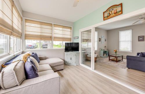 Summer Village Apartamento | 1 Mi to Moody Beach Cottage with Pool Access!
