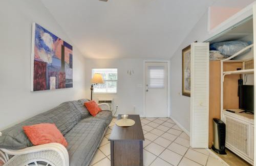 Laurel Apartamento | 1 Mi to Nokomis Beach Quiet Getaway with Fire Pit