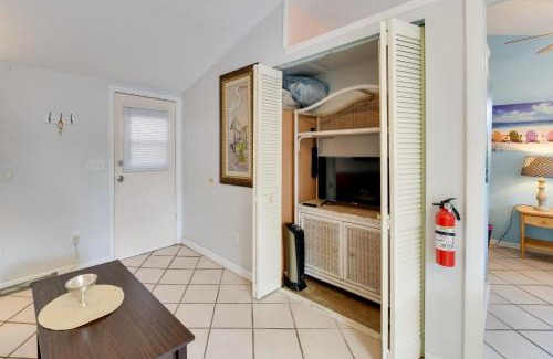 Laurel Apartamento | 1 Mi to Nokomis Beach Quiet Getaway with Fire Pit
