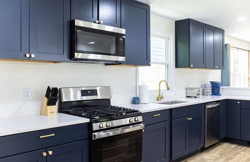 South Bend Casa | 1 Mi. to Notre Dame, Irish Pub, Hot Tub, 4800sq ft
