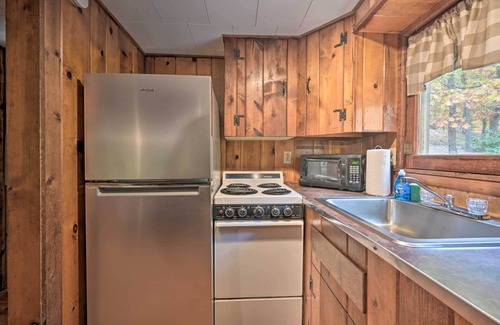 Huntingdon Cabina | ¡Cabina con terraza + rancho - 1 Mi hasta el lago Raystown!
