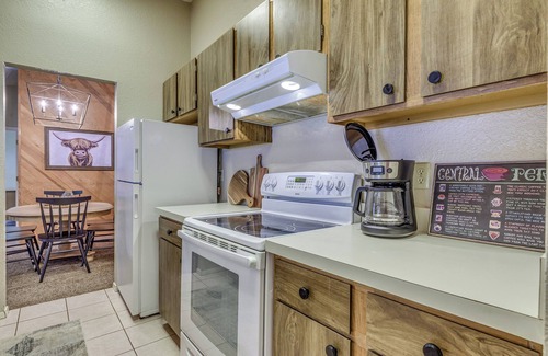 Alto Condominio | Alto Oasis: Community Pool, Fireplace & Grill!