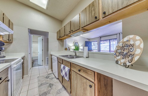 Alto Condominio | Alto Oasis: Community Pool, Fireplace & Grill!
