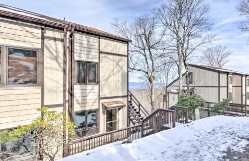 Beech Mountain Casa | 1 Mi to Slopes Beech Mtn Retreat with Balcony!