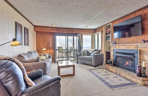 Beech Mountain Casa | 1 Mi to Slopes Beech Mtn Retreat with Balcony!