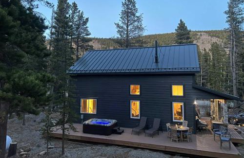 Saint Mary's Casa | 1 Mi to St Marys Glacier Trail Modern Mtn Cabin!