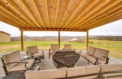 Oak Grove Casa | 1 Mi to Table Rock Lake Home with Furnished Patio!