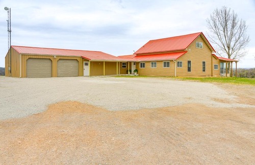 Oak Grove Casa | 1 Mi to Table Rock Lake Home with Furnished Patio!