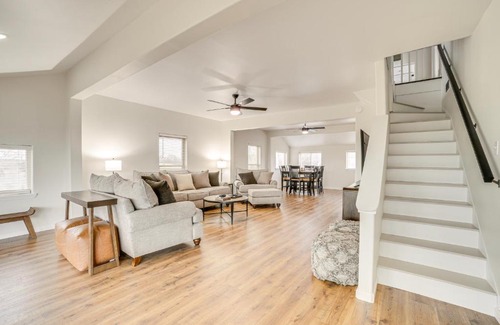 Oak Grove Casa | 1 Mi to Table Rock Lake Home with Furnished Patio!