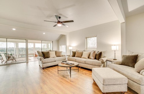 Oak Grove Casa | 1 Mi to Table Rock Lake Home with Furnished Patio!