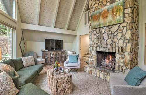 Highlands Casa | 1 Mi to Town Chalet-Style Highlands Retreat