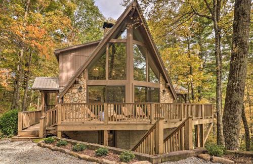 Highlands Casa | 1 Mi to Town Chalet-Style Highlands Retreat