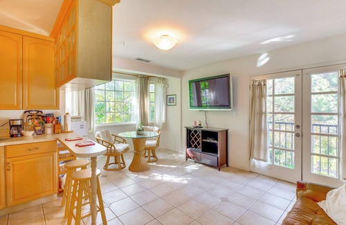 Bel Air Apartamento | < 1 Mi to UCLA: Pet-Friendly Couples Retreat!