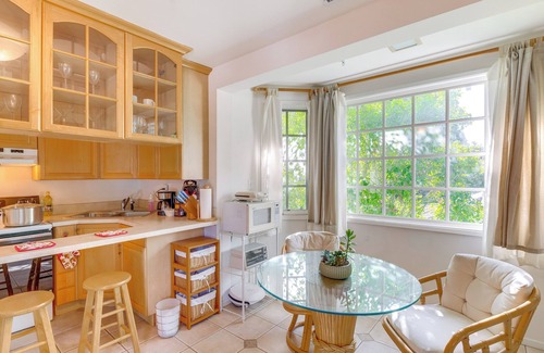 Bel Air Apartamento | < 1 Mi to UCLA: Pet-Friendly Couples Retreat!