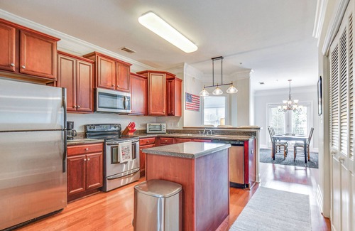 Athens Condominio | 1 Mi to UGA: Charming Athens Condo w/ Balconies!