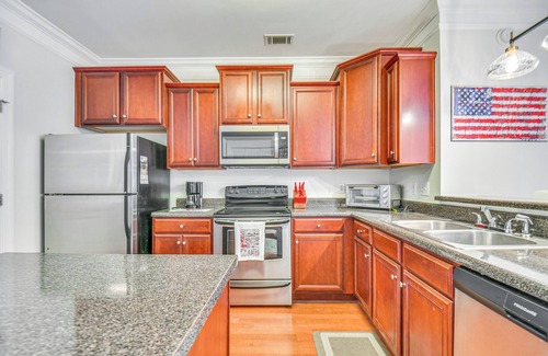 Athens Condominio | 1 Mi to UGA: Charming Athens Condo w/ Balconies!