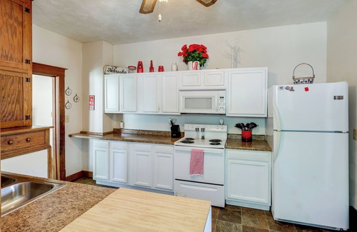Lincoln Casa | 1 Mi to UNL: Group Getaway w/ Game Area