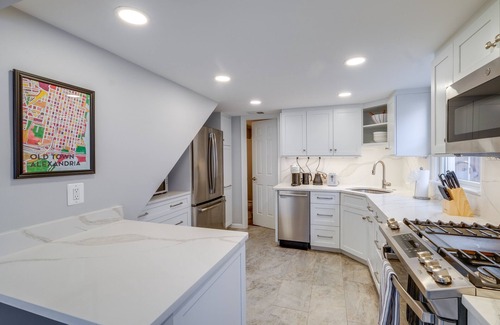 Old Town West Casa | < 1 Mi to Waterfront: Old Town Alexandria Home!