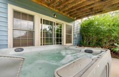 McHenry Apartamento | 1 Mi to Wisp Resort Hot Tub Haven in McHenry!