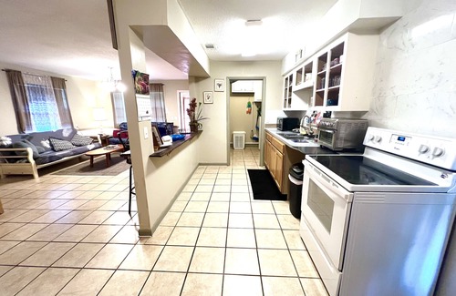 Kingsland Casa | 1 mile of I-95.Catch Cumberland Island ferry,beach horse riding, Zoo,JAX airport