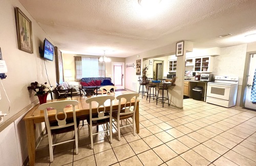Kingsland Casa | 1 mile of I-95.Catch Cumberland Island ferry,beach horse riding, Zoo,JAX airport