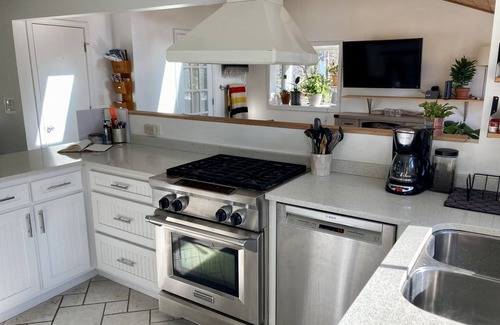 Sawyer Casa | Renovado, luminoso, casa de playa de diseño privado cerca de las dunas de Warren