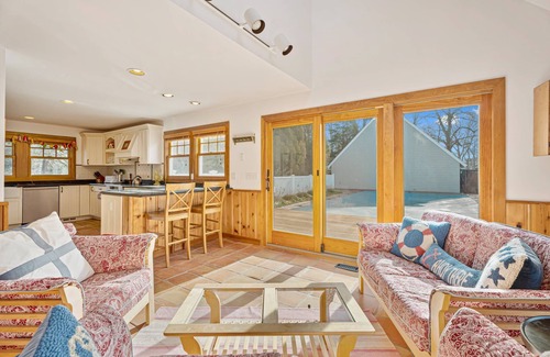 Quogue Casa | Alquiler de verano con piscina y pista de tenis Una milla de la playa para 6 personas