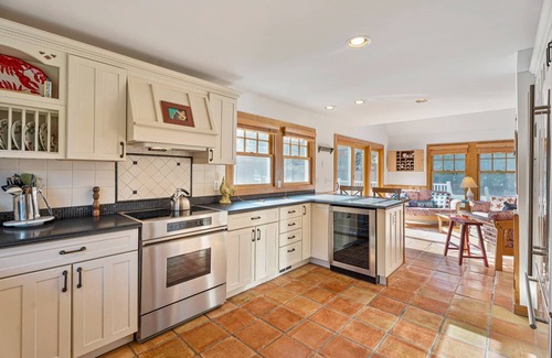 Quogue Casa | Alquiler de verano con piscina y pista de tenis Una milla de la playa para 6 personas