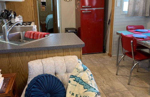Omaha Cabina | 1 min to Cricket Marina! Vintage Vibes & Modern Amenities. Branson & Buffalo