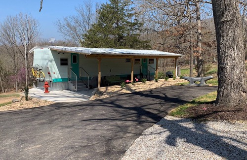 Omaha Cabina | 1 min to Cricket Marina! Vintage Vibes & Modern Amenities. Branson & Buffalo