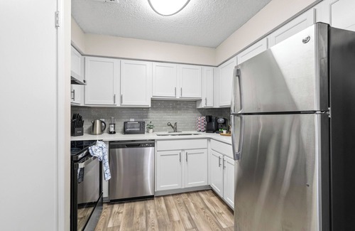Southside Apartamento | 1 Min to Mayo Clinic, 5 to Beach Luxury Suite with 2 King Beds