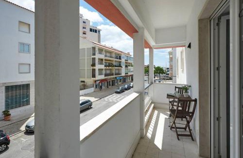 Carcavelos Apartamento | 1 min to the beach - perfect for 6 guests