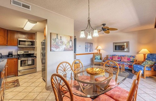 Historic Kailua Village Condominio | 1 Min Walk Downtown! Lux Spacious Condo w/ views