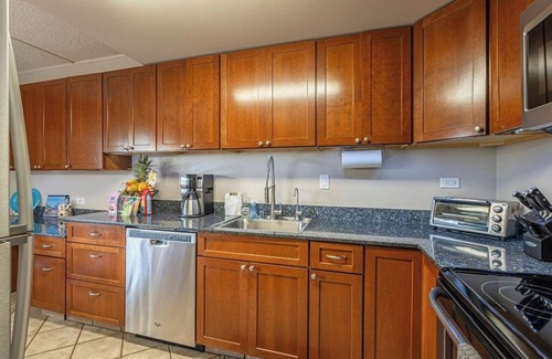 Historic Kailua Village Condominio | 1 Min Walk Downtown! Lux Spacious Condo w/ views