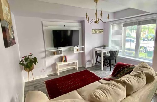 Markham Apartamento | 1 Month + Bookings, Cozy private apartment in a highly demanded neighborhood.