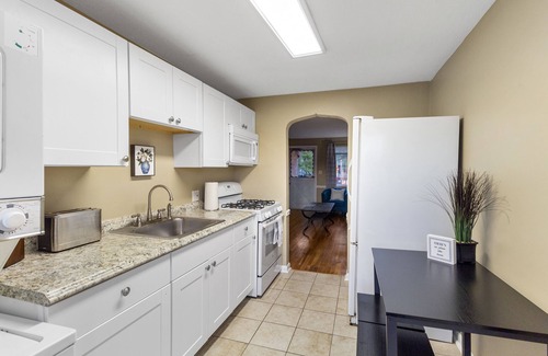 Englewood Apartamento | 1 Month: Walk to Fun, Fiber Internet, 2 Bed 1 Bath Apartment